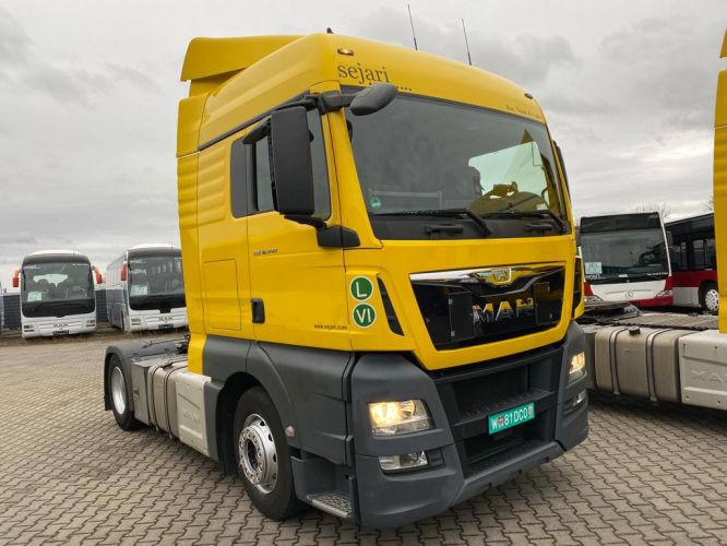 Передача двох жовтих MAN TGX 18.440
