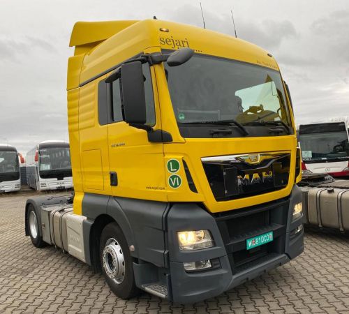 Передача двох жовтих MAN TGX 18.440